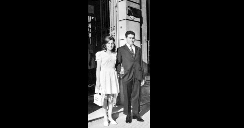  Hace 51 años Sofía y Carlos daban el sí Muchas felicidades les desean sus hijos sus nietos sus nueras su yerno y su ahijada Graciela
