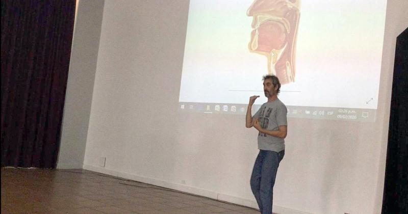  Cuando la voz se rompe o cuando las cuerdas vocales se lastiman o vamos al bisturí o tratamos de ver si se puede recuperar pero no es tan fcil afirma