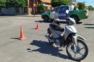 Una mujer cayó de su moto y sufrió heridas