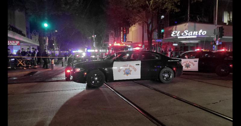  Las autoridades llamaron a evitar el rea de los hechos porque todavía había muchos policías y porque la escena del crimen permanecía activa