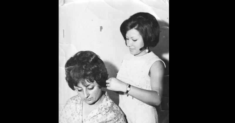 Mabel Montiel porteña de nacimiento y radicada en Hinojo ejerciendo su oficio de peluquera all por los años 70 en la academia de Buenos Aires