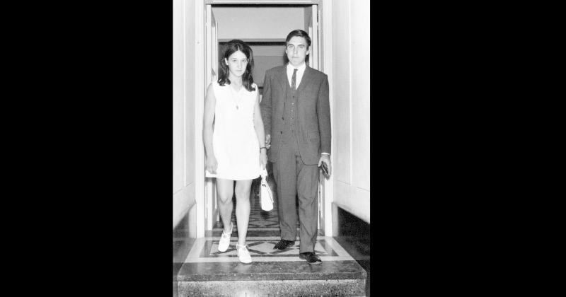El pasado 24 de marzo cumplieron 50 años de casados Yolanda Teresa Surez y Félix Rubén Blua La imagen registra la ceremonia en el Registro Civil