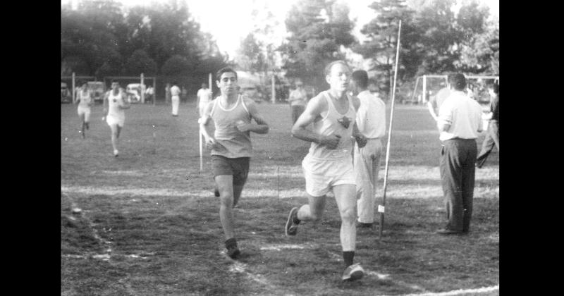 El atleta Héctor Grunewald corriendo en la cancha del Centro Deportivo Sarmiento de la ciudad de Coronel Surez donde vivió antes de radicarse en Olavarría