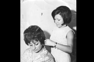 Mabel Montiel porteña de nacimiento y radicada en Hinojo ejerciendo su oficio de peluquera all por los años 70 en la academia de Buenos Aires