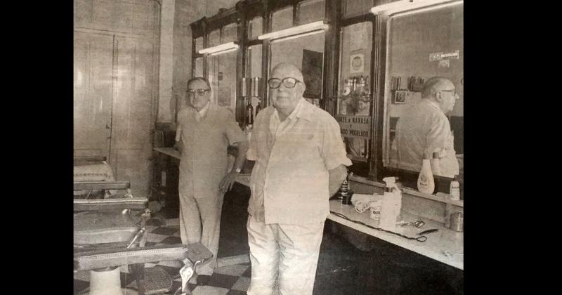 Cuando cumplían 60 años de actividad como peluqueros en 1997 los hermanos Antonio Salvador y Nicols Ducca posan en el interior de la tradicional peluquería ubicada en Belgrano entre Rivadavia y Vicente López