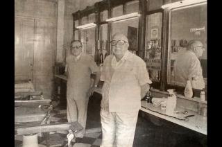 Cuando cumplían 60 años de actividad como peluqueros en 1997 los hermanos Antonio Salvador y Nicols Ducca posan en el interior de la tradicional peluquería ubicada en Belgrano entre Rivadavia y Vicente López