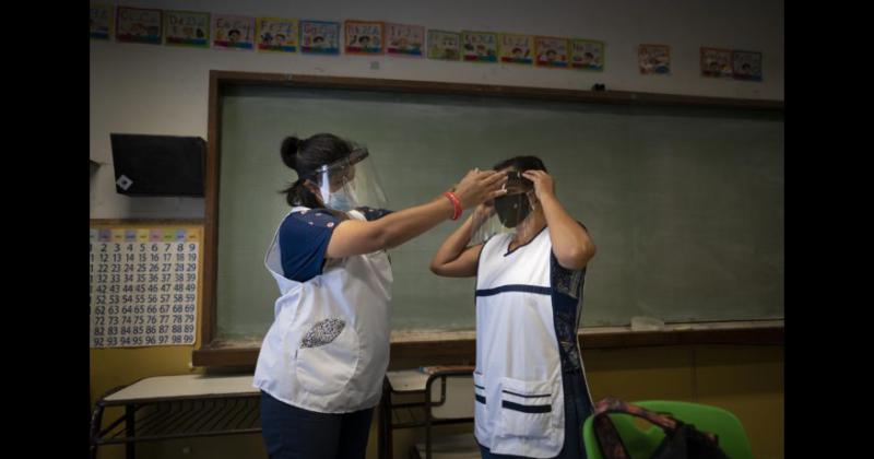 Tres gremios rechazan la extensioacuten horaria de las clases