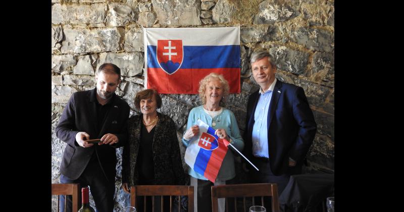 Nelly Nuñuk y Irene Spisiak -descendientes de inmigrantes eslovacos llegados a Sierras Bayas- junto a Milan Jan Pilip (presidente de la Oficina de los Eslovacos Residentes en el Extranjero) y Rastilav Hindicky (embajador de Eslovaquia)