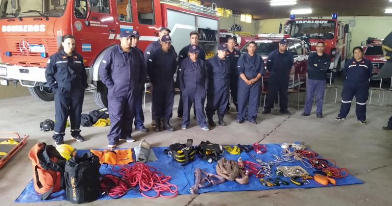 Bomberos realizoacute un curso de rescate con cuerdas en Tapalqueacute