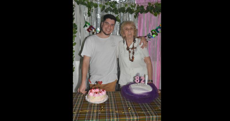 Pety cumplió sus 82 años En la foto con uno de sus nietos Tony Mapis que cumplió sus 25 años (Miriam Castellano Fotografía)