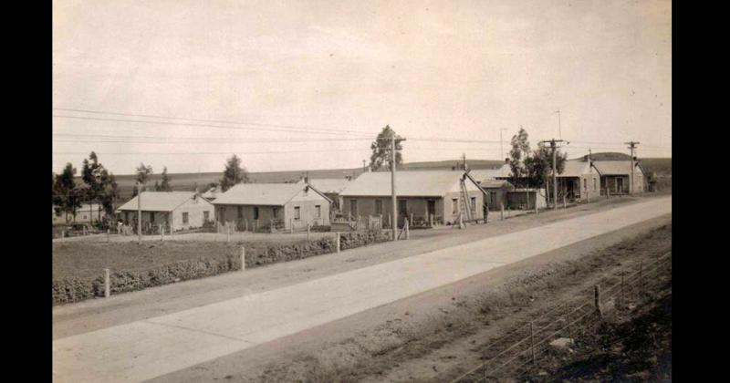 Entre las décadas de 1930 y 1940 en Sierras Bayas se observan los chalets construidos por la Compañía Argentina de Cemento Portland para sus empleados de la fbrica cementera San Martín instalada en dicha localidad