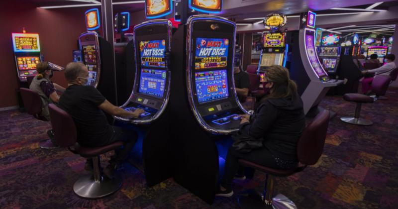 Personas juegan en mquinas de un casino
