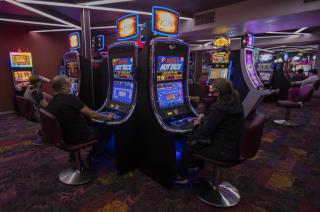 Personas juegan en mquinas de un casino