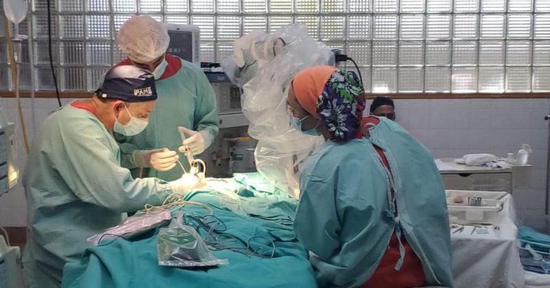 Operación bilateral y simultnea- la primera vez que se produce en el centro de salud comunal