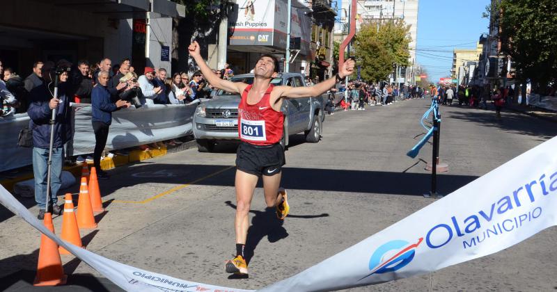Gustavo Fernndez llega a la meta El olavarriense ganó la competencia de 21K en la ciudad