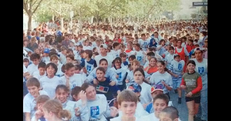 En las calles del centro de Olavarría se realizaba la 10ª edición de la tradicional prueba atlética Vuelta al Municipio con la participación de ms de 2000 personas