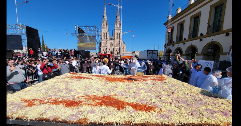 Cocinaron la milanesa a la napolitana maacutes grande del mundo en Lujaacuten
