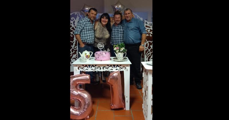 María Heinrich la pastelera en el festejo de sus 51 años junto a sus primos