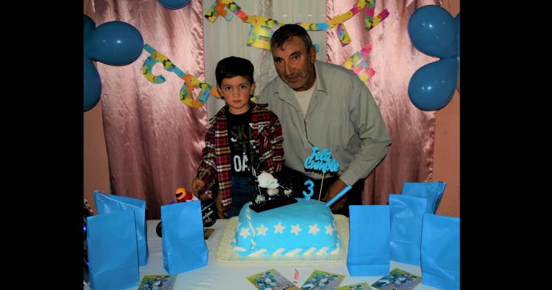 El pasado 23 de abril Gustavo Daniel Armando al cumplir 3 años junto a su pap Gustavo y familiares presentes (Fotos Kevin Romero)
