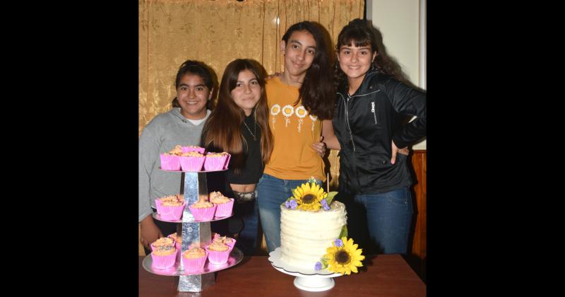 Candela Balistrere cumplió sus 13 años en la foto junto a un grupo de amigas (Miriam Castellano Fotografía)