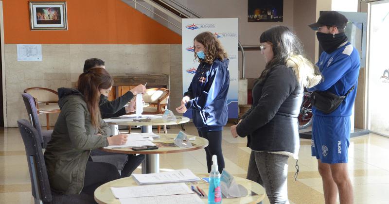 Jóvenes entre 18 y 22 años se acercaron al Teatro Municipal para dejar su curriculum