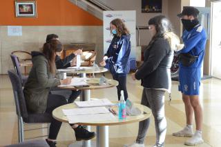 Jóvenes entre 18 y 22 años se acercaron al Teatro Municipal para dejar su curriculum