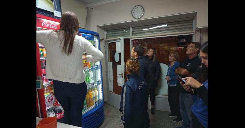 La propietaria del comercio familiares y policías analizaron las imgenes de las cmaras minutos después del asalto