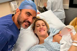  Fabin Cubero y Mica Viciconte junto a su hijo Luca recién nacido