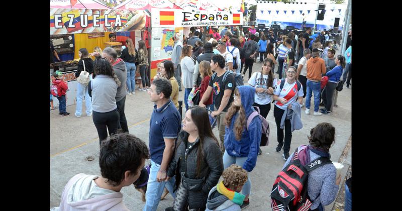 Sabores del Mundo- las imaacutegenes del uacuteltimo diacutea de la feria que recibioacute maacutes de 60 mil olavarrienses