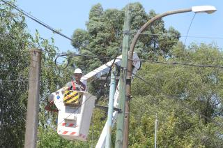 Una maquina dañó una línea de media tensión y dejó sin luz a varios sectores