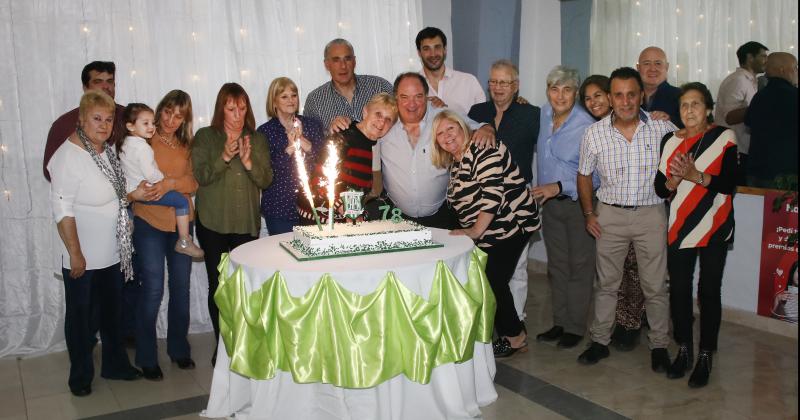 El momento ms esperado- cortar la torta aniversario de la entidad alviverde
