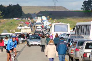 En la caravana de reinauguración del Enlace Presidente Néstor Kirchner participaron alrededor de 1000 vehículos y numerosas instituciones comunitarias 
