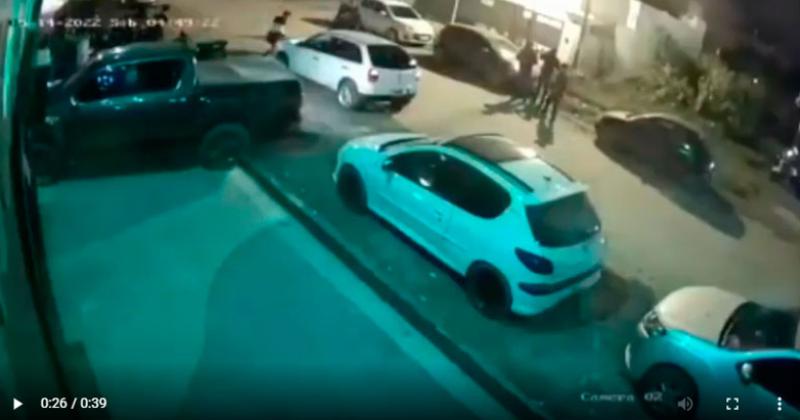Las cmaras de seguridad grabaron el momento exacto en el que la persona avanza con velocidad contra el boliche