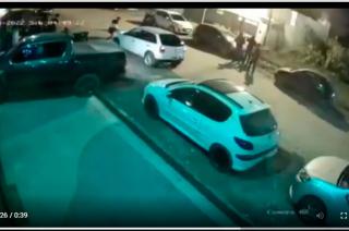 Las cmaras de seguridad grabaron el momento exacto en el que la persona avanza con velocidad contra el boliche