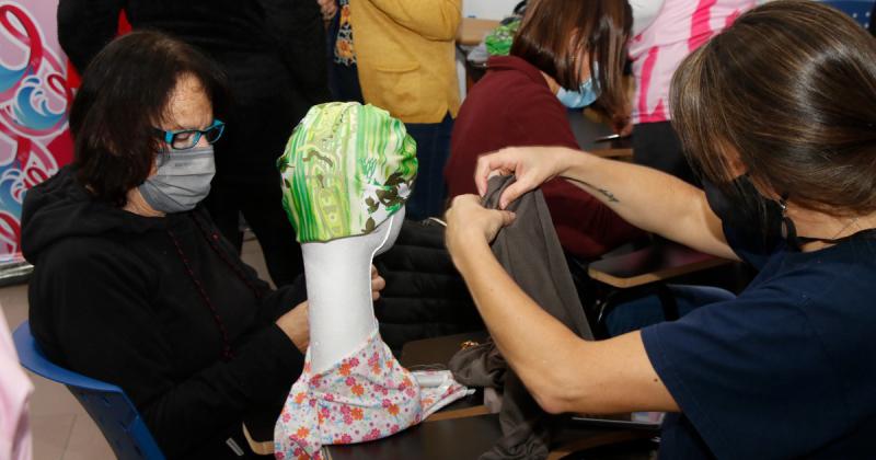 Bomberos organizoacute un Taller de confeccioacuten de turbantes y pelucas 