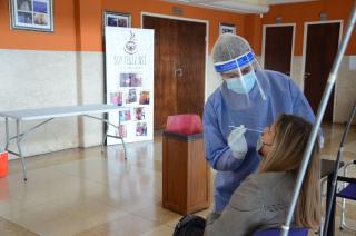 Si se trata de una persona positiva de Covid-19 con síntomas pero que no pertenece a la población especial descrita deber efectuar un aislamiento de hasta 24 horas sin síntomas y cuidados especiales por 10 días
