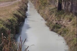 Se trata de un canal de agua en el sector de Avenida de los Trabajadores y Avenida La Rioja