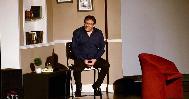En 2016 el Teatro Municipal recibió a Rolón con su obra Historias de divn