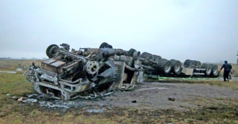 Un camionero olavarriense sufrioacute un impactante vuelco en la Ruta 51