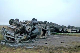 Un camionero olavarriense sufrioacute un impactante vuelco en la Ruta 51