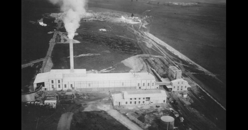 Imagen aérea de la fbrica de cemento Loma Negra en 1928 -año en que comenzó su producción- en el sector donde se aún encuentra ubicada de la actual localidad de Villa Alfredo Fortabat