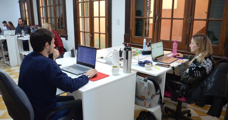 Parte del equipo de trabajo en la sede olavarriense que funciona en General Paz 2670