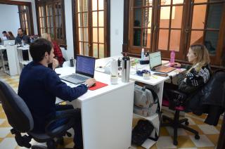 Parte del equipo de trabajo en la sede olavarriense que funciona en General Paz 2670