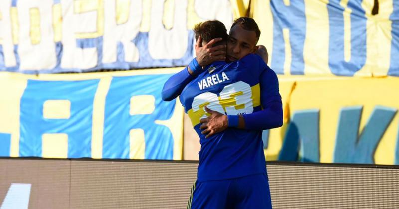Sebastin Villa y Frank Fabra celebraron el tanto Xeneize ante Ferro