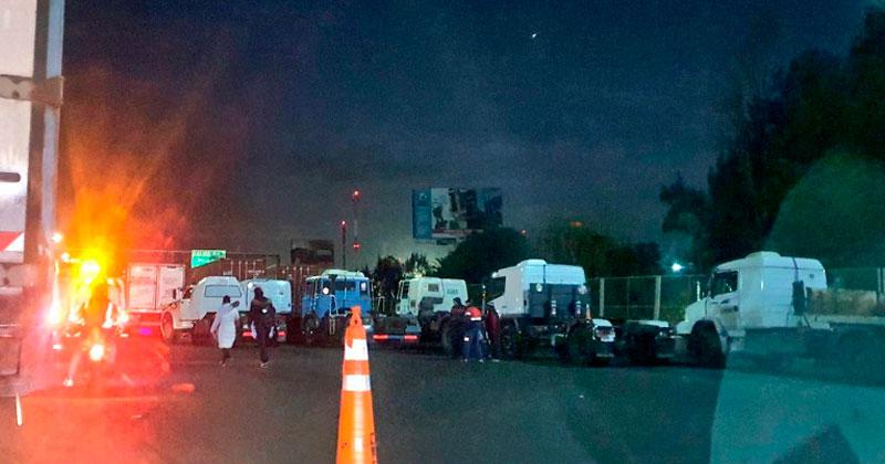 Según Noticias Argentinas los manifestantes habilitaron un carril para vehículos particulares