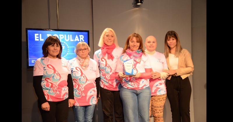 Las integrantes de Ola Rosa Ana María Génova Magui Jurez Claudia Bevacqua Margarita Pellegrini y Daniela Bosque recibieron el premio de los 123 años de Diario El Popular