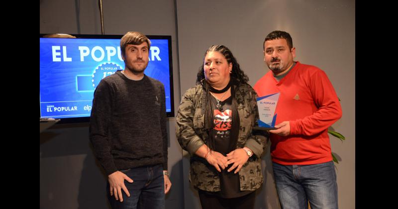 Silvina Crispín y Hugo Janson padres de Lucas recibieron el reconocimiento de manos de Damin Dumerauf
