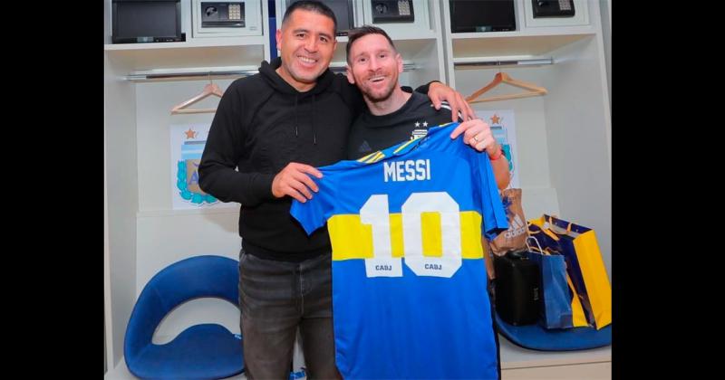 Riquelme y Messi juntos en la visita de Lionel en la Bombonera