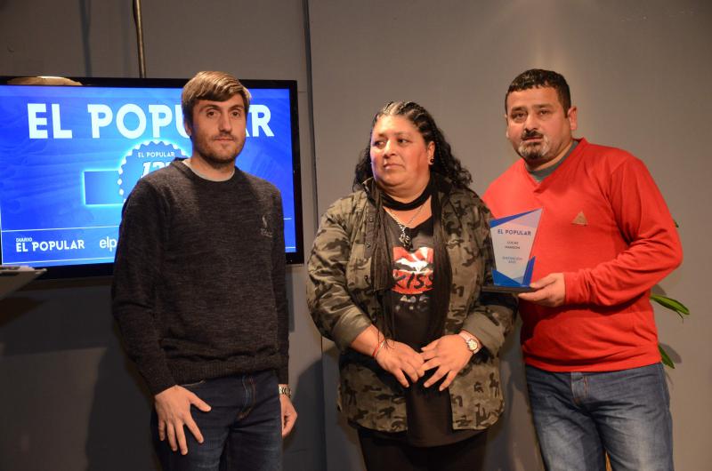 Silvina Crispín y Hugo Janson padres de Lucas recibieron el reconocimiento de manos de Damin Dumerauf