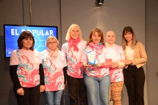 Las integrantes de Ola Rosa Ana María Génova Magui Jurez Claudia Bevacqua Margarita Pellegrini y Daniela Bosque recibieron el premio de los 123 años de Diario El Popular
